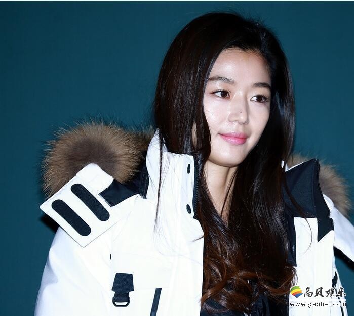 全智贤出席某羽绒服品牌站台活动？