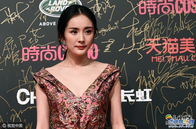 杨幂走名媛风盛装出席宛若贵妇