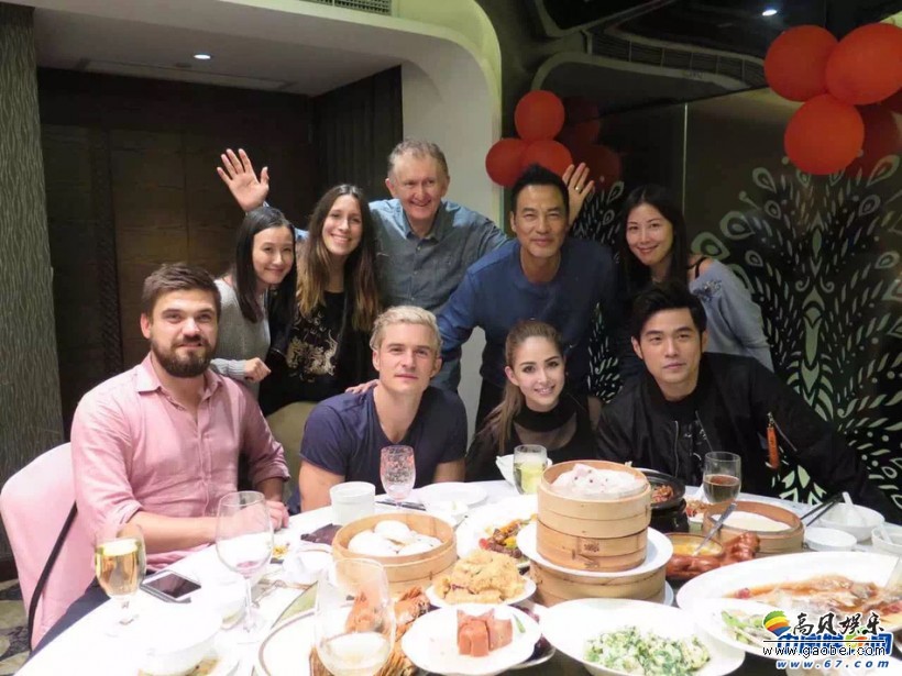 周杰伦携娇妻昆凌与任达华等人现身上海聚餐