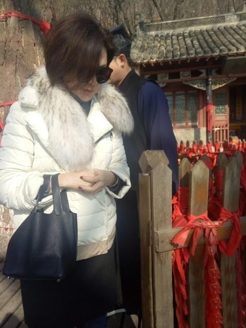 女星关之琳被网友发现在辽宁孤山寺庙拜神