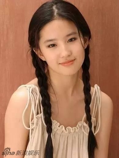 刘亦菲凌晨拍戏，手部疑似受伤