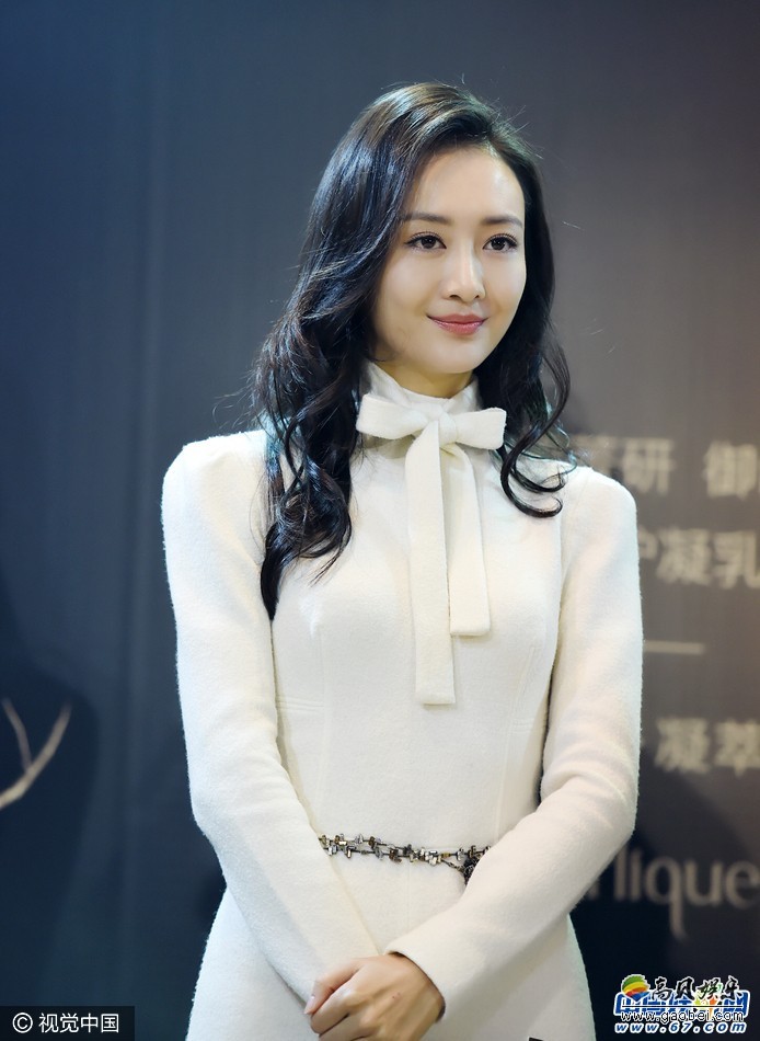 王鸥出席某品牌化妆品宣传活动