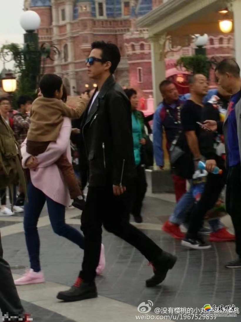 有网友晒出偶遇孙俪邓超带儿子到迪士尼游玩的照片