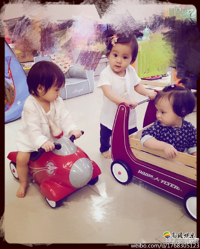 贾静雯微博晒出一组女儿咘咘、欧弟女儿jojo聚会的照片