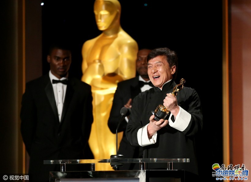 成龙获颁奥斯卡年度终身成就奖,领奖台上成龙非常激动开心
