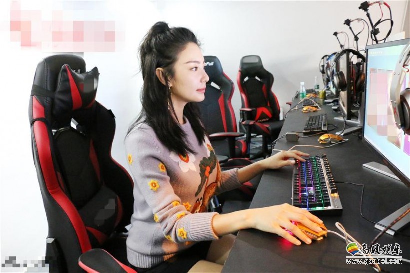 张雨绮现身厦门参加某品牌活动大秀长腿一展好身材