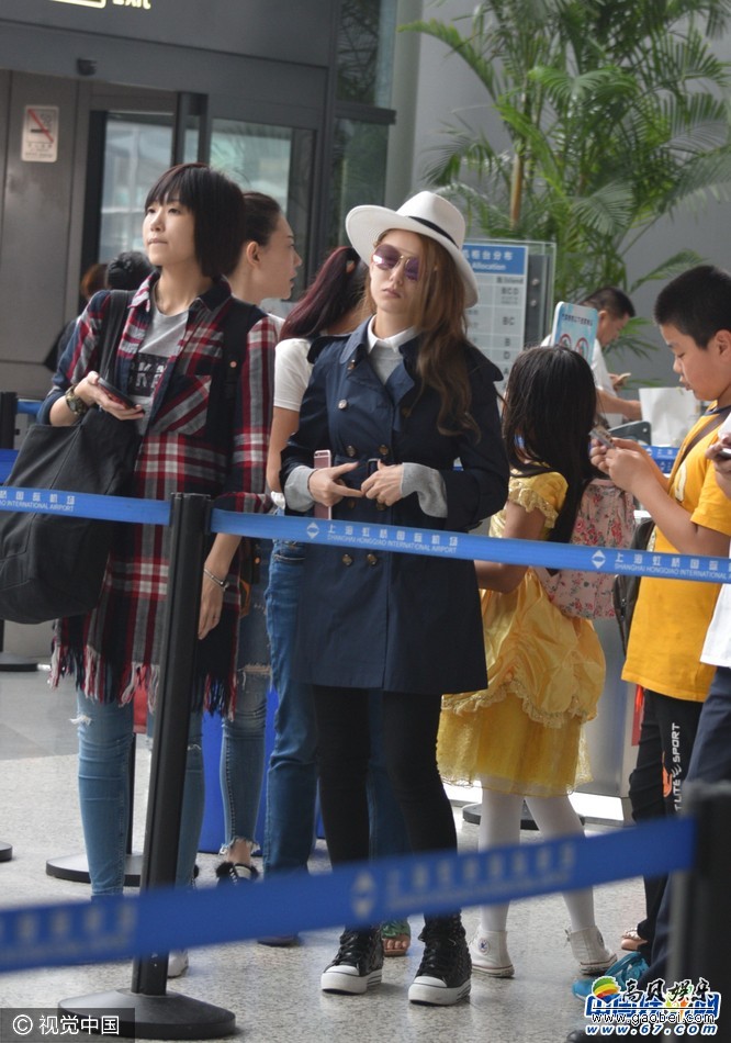 昆凌与工作人员一同现身机场