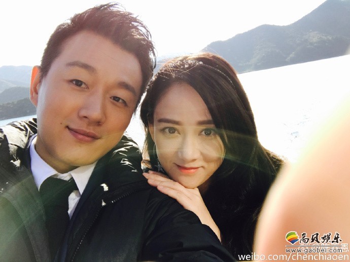 陈乔恩兴奋晒出和众位主创的亲密合照