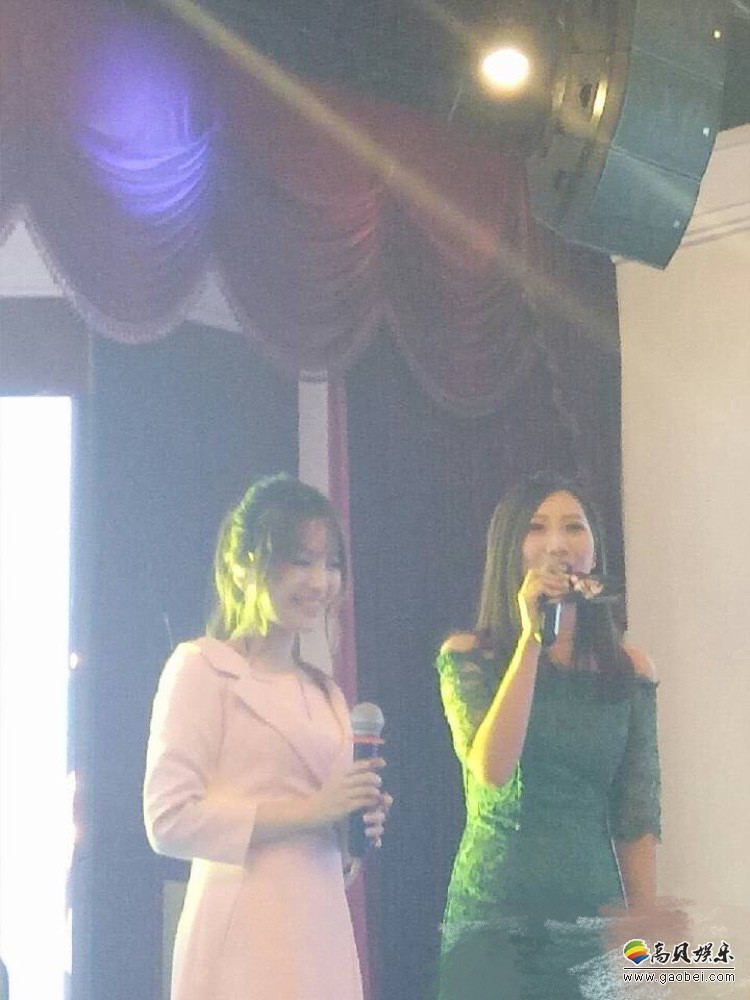 在江苏某地商演的金莎结束演出后现身演出商的饭局