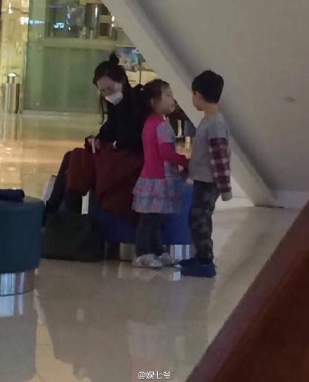 有网友爆料称马蓉带着一双儿女在西安北郊的熙地港逛街