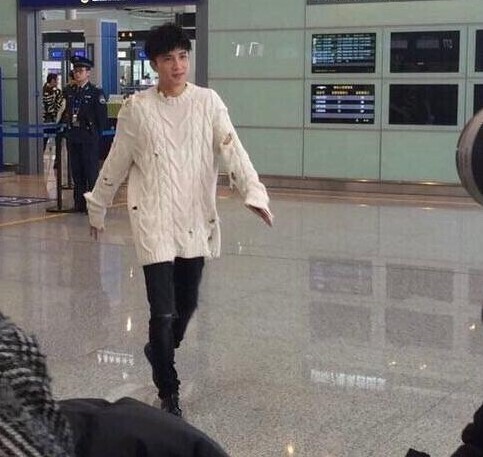 薛之谦在长沙机场拍摄新剧时被粉丝偶遇