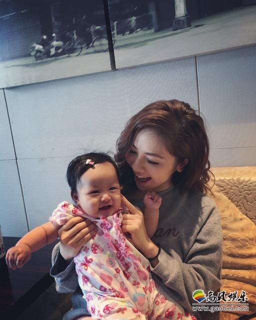 邓紫棋晒出和干女儿的照片
