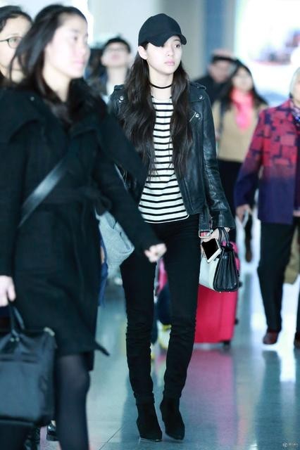 欧阳娜娜在机场秀起了大腿？