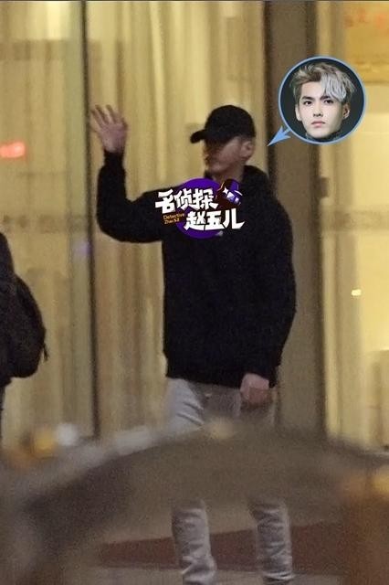 吴亦凡走机场VIP还与粉丝打招呼？