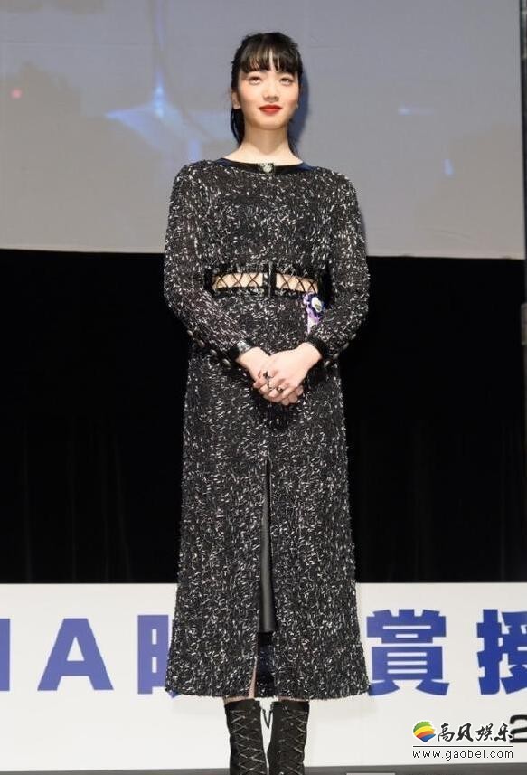 朴信惠与小松菜奈撞衫了？