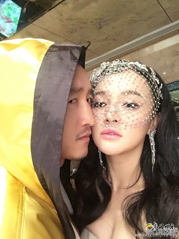 邹市明娇妻冉莹颖在微博晒出一家人拍摄婚纱照的花絮照