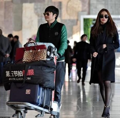 王大治带长发美女出行难不成是换女友了？