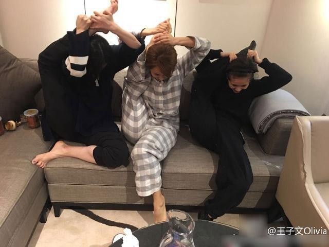 王子文、杨紫、蒋欣三人为嘛将腿抬到脑袋后面？