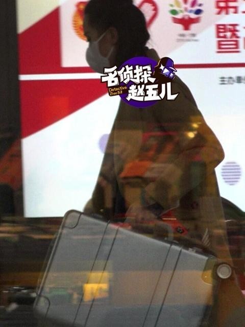 女汉子刘诗诗单手拎起了大箱？
