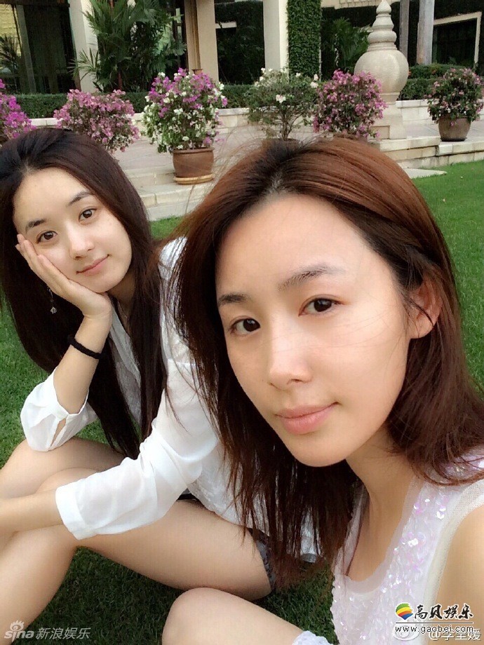 演员李呈媛2014年3月曾晒与闺蜜赵丽颖的旅行照