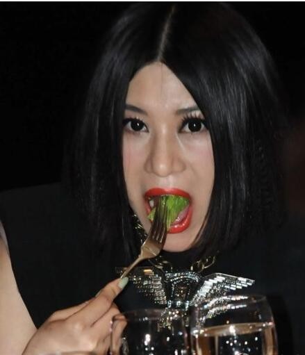 尚雯婕化着浓妆涂着大红唇吃饭容易吗？