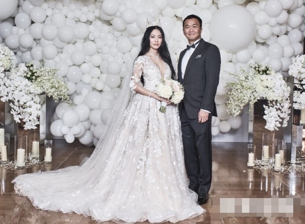 黄婉佩于上周五甩嫁新加坡富商？