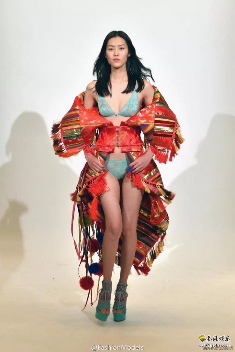 有时尚博主曝光超模刘雯为维密秀试装的照片