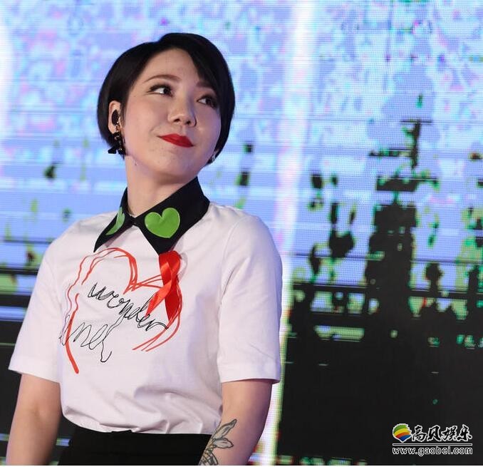 吴莫愁参加艾滋病公益活动叫了什么歌？