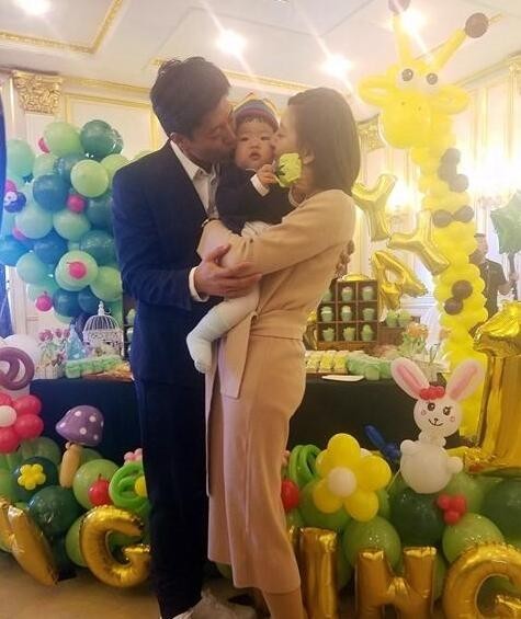 凌潇肃与唐一菲的儿子凌听周岁生日了?