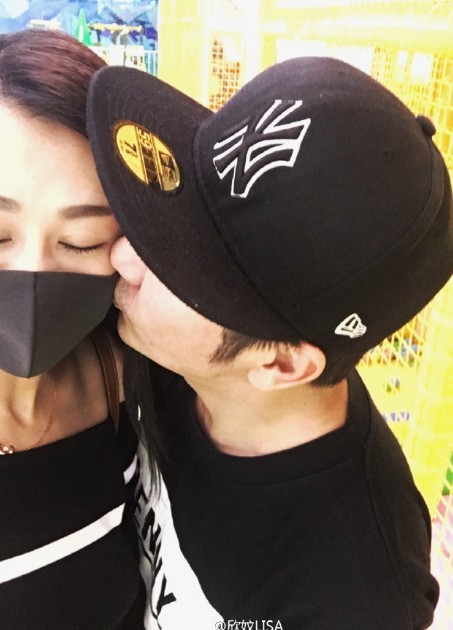 陈浩民妻子晒出一组家人为自己和女儿庆生的照片