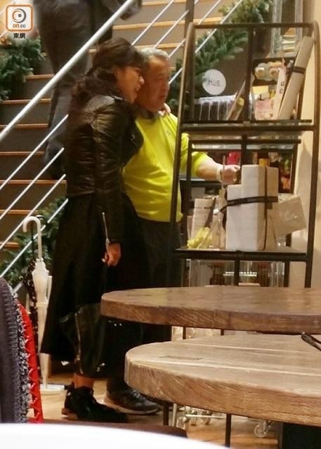 曾志伟现身日本与长发女子逛家品店？