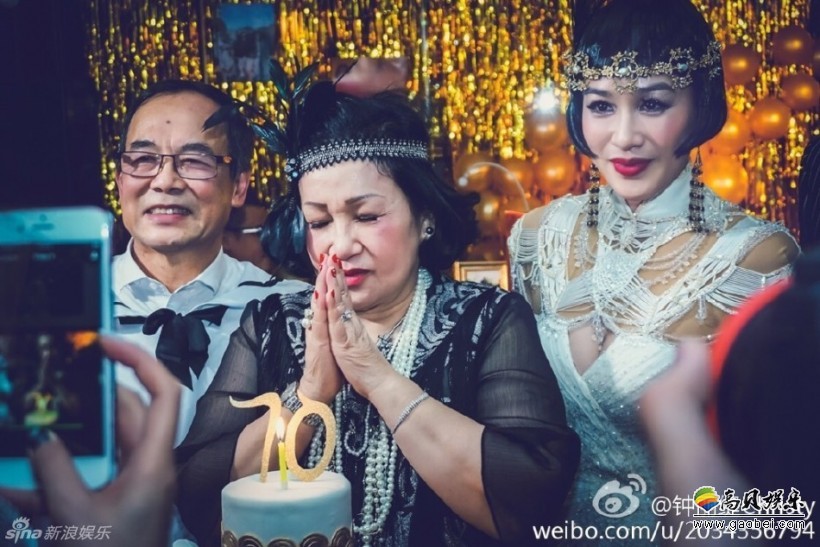钟丽缇在微博晒出一组妈妈举办生日派对的照片