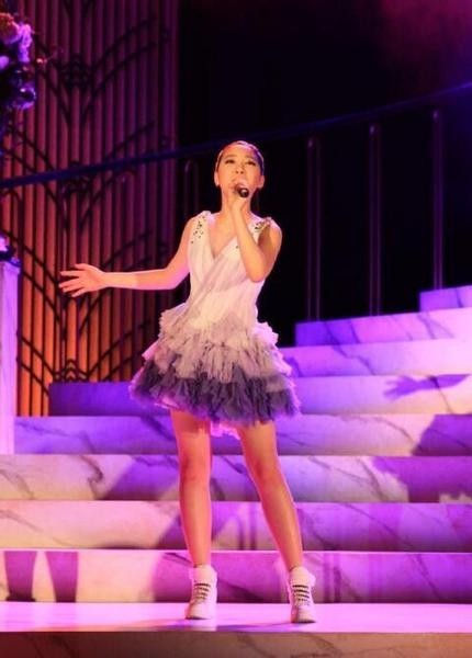 甄子丹汪诗诗12岁女儿Jasmine登台了？
