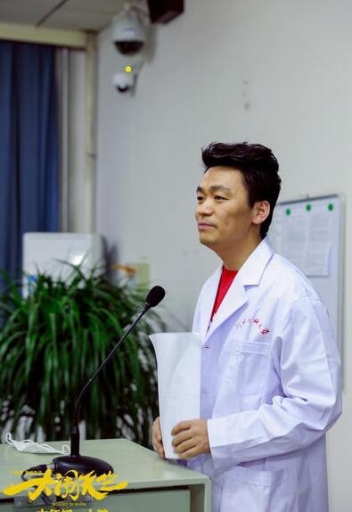 宝强是怎样与同学们分享了首当导演的感受？