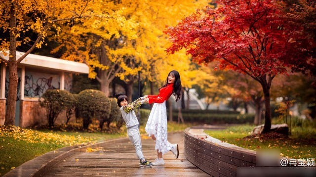 冉莹颖晒美照一身红色上衣配不规则白裙宛若少女