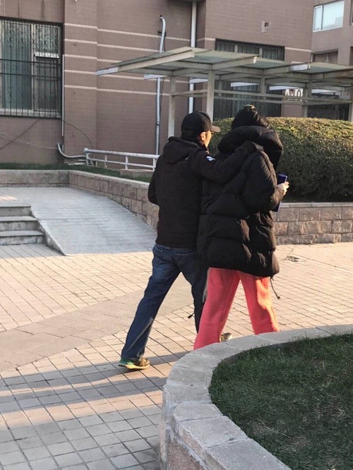 王菲谢霆锋打扮随意出门遛弯了？