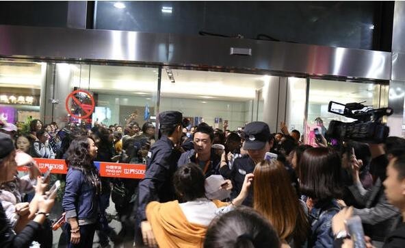 杨幂在长沙参加活动难得抵粉丝寸步难行？