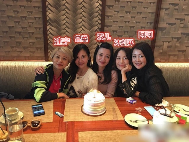 陈小春版《鹿鼎记》5个老婆齐聚在一起了？