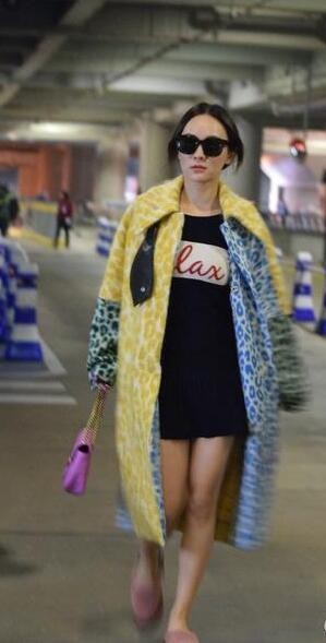 这么冷的天，霍思燕这身什么时装现身机场？