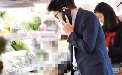 居家好男人霍启刚现身买菜了？