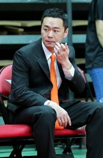 张承中热吻美女主播洪藜恩怎么了？