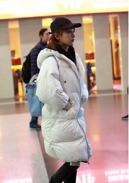 杨紫白色大羽绒服疲态的飞往上海？