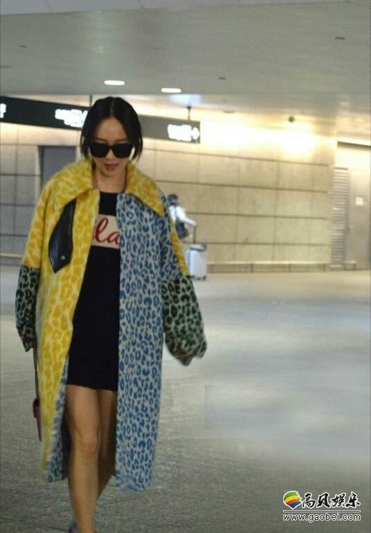 霍思燕身穿黄蓝豹纹拼色大衣仿谁？