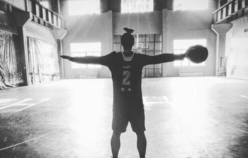 小生蒋劲夫重返球场了？