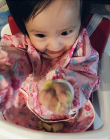 郑云灿女儿把香蕉捏成香蕉泥了？