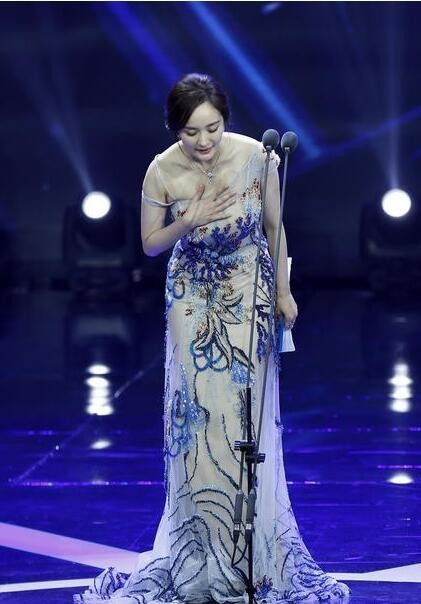 杨幂中国风礼服现身弯腰鞠躬手捂防走光？