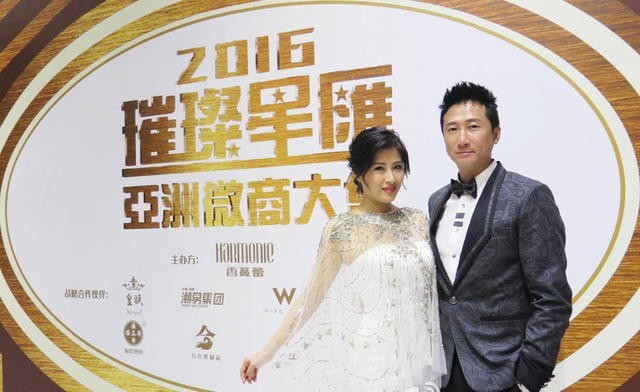 洪天明和爱妻周家蔚出席自家什么品牌的颁奖典礼