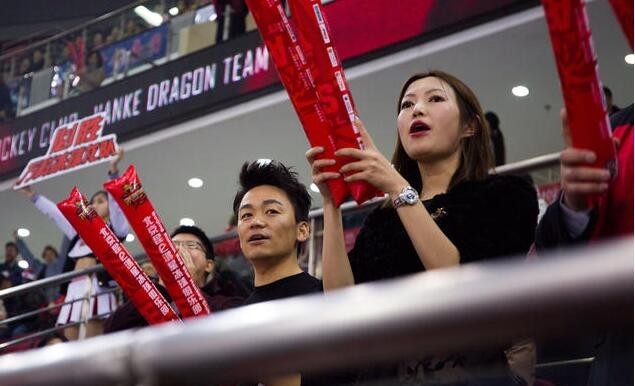 王宝强现身北京昆仑鸿星队的冰球比赛？