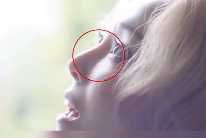 郑秀妍MV中鼻子的山根部分竟能看到透光痕迹？