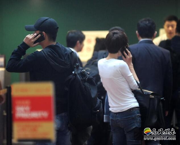 文章马伊琍机场各自打着电话？
